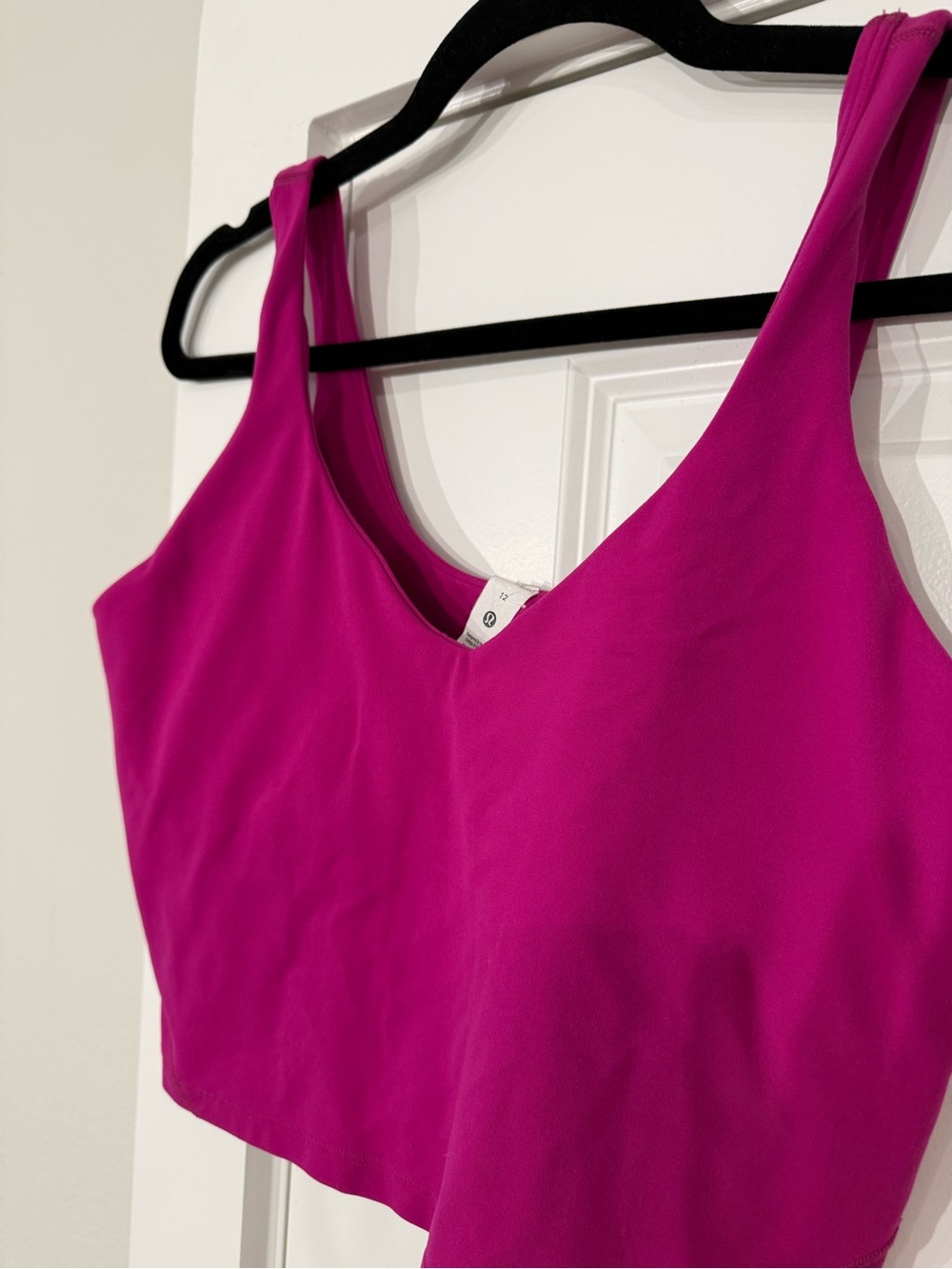 Lululemon Magenta Activewear Set - Crop Tank & High-Waist Leggings with Pockets - Picture 4 of 5